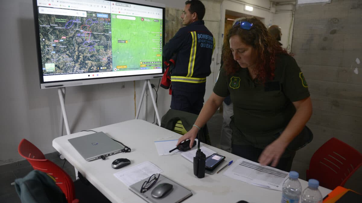 Mando instalado para coordinar el dispositivo de búsqueda de la avioneta, en A Gudiña, Ourense, Galicia (España).