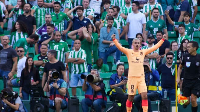 Griezmann celebra un gol en LaLiga, que puede ir a la huelga Antoine Griezmann celebra un gol en el Benito Villamarín este domingo