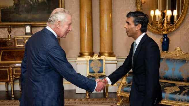 Rishi Sunak saluda al rey Carlos en el palacio de Buckingham.