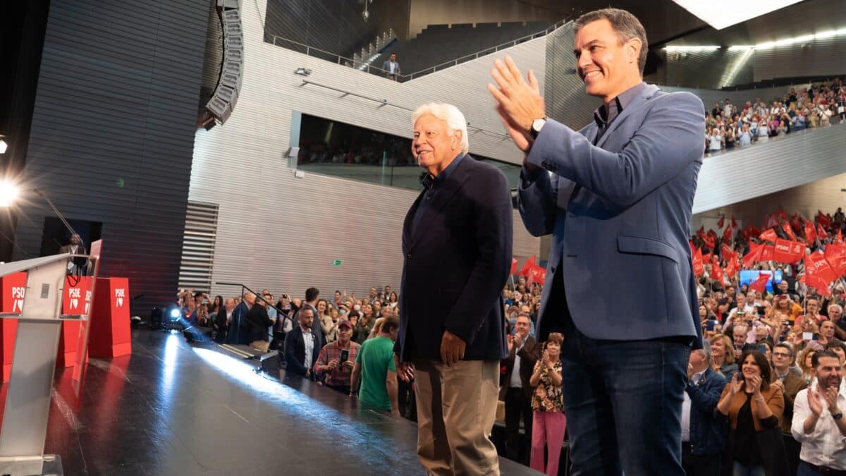 Felipe González y Pedro Sánchez, durante el acto celebrado por el PSOE este sábado en Sevilla.