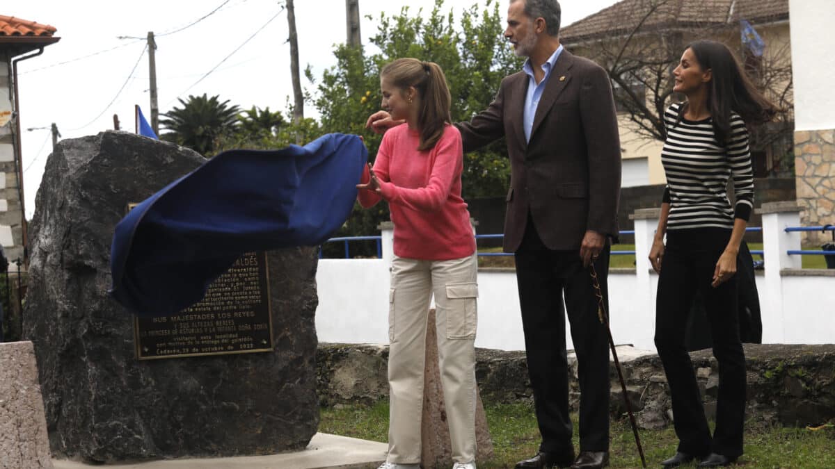 La Princesa Leonor descubre la placa del ‘Premio al Pueblo Ejemplar de Asturias 2022’, junto a los Reyes de España, en la parroquia de Cadavéu