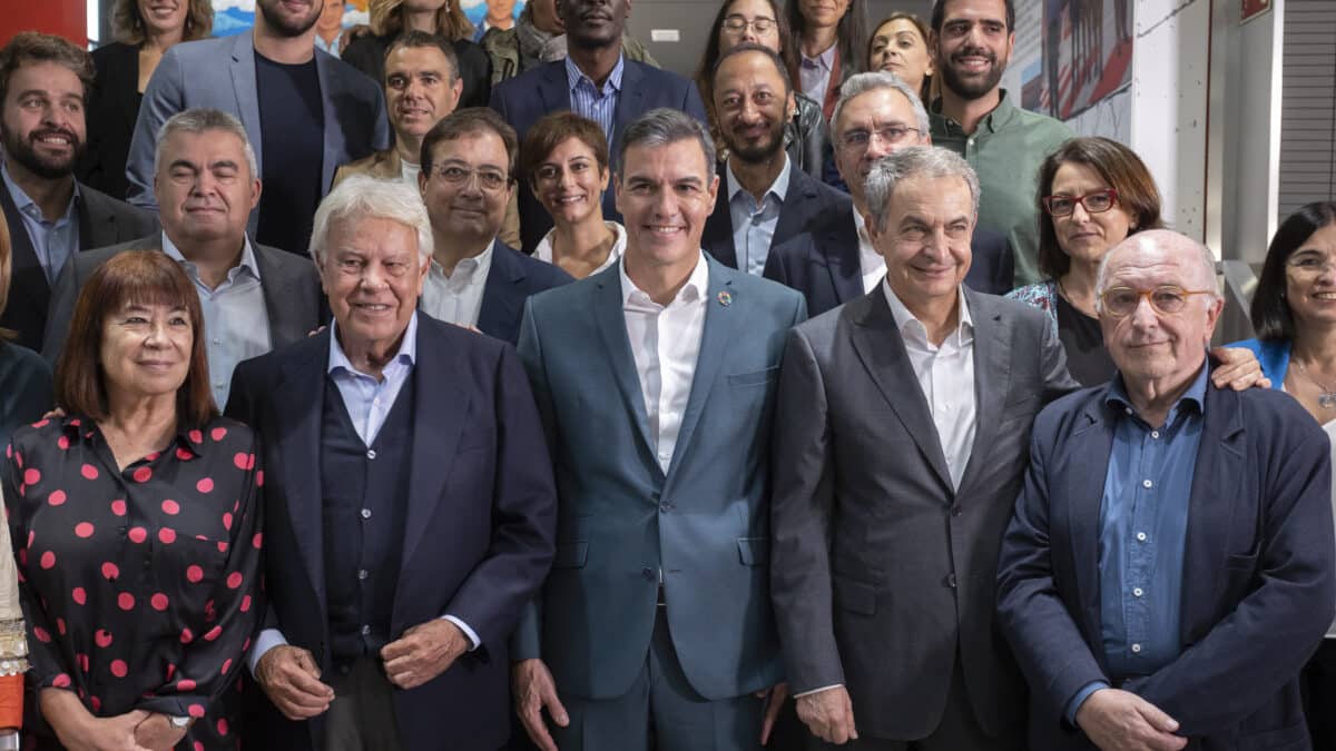 El secretario general del PSOE y presidente del Gobierno, Pedro Sánchez, junto a los expresidentes Felipe González y José Luis Rodríguez Zapatero, y Joaquín Almunia, exlíder del partido, el pasado 17 de octubre de 2022 en Ferraz, en la inauguración de la exposición por los 40 años del triunfo socialista en las generales de 1982.