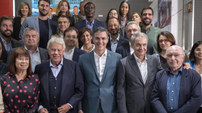 El secretario general del PSOE y presidente del Gobierno, Pedro Sánchez, junto a los expresidentes Felipe González y José Luis Rodríguez Zapatero, y Joaquín Almunia, exlíder del partido, el pasado 17 de octubre de 2022 en Ferraz, en la inauguración de la exposición por los 40 años del triunfo socialista en las generales de 1982.