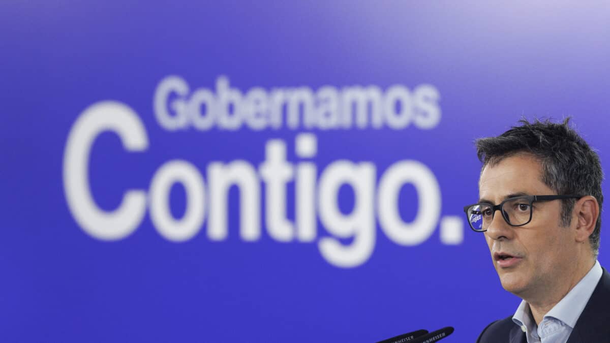 MADRID, 10/10/2022.- El ministro de la Presidencia, Felix Bolaños, durante la rueda de prensa posterior a la reunión mantenida entre el presidente del Gobierno, Pedro Sánchez y el líder del PP, Alberto Nuñez Feijóo, para abordar el bloqueo del Poder Judicial, este lunes en el Palacio de La Moncloa, en Madrid. EFE/Sergio Pérez