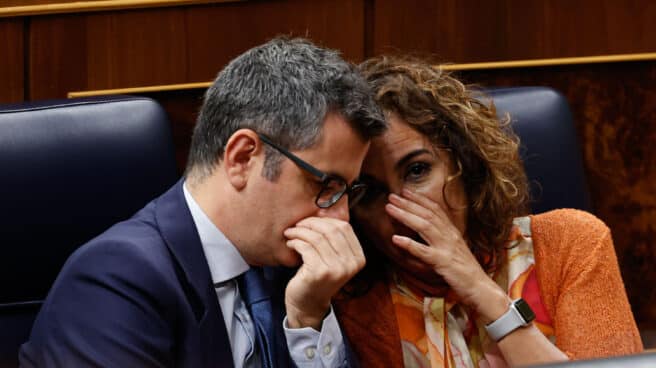 MADRID, 13/10/2022.- Los ministros Presidencia, Félix Bolaños y de Hacienda, María Jesús Montero, conversan durante el pleno del Congreso donde comparece el presidente para informar de las medidas económicas y sociales adoptadas ante la crisis provocada por la guerra en Ucrania y para dar cuenta de la reunión del último Consejo Europeo. EFE/ Javier Lizón