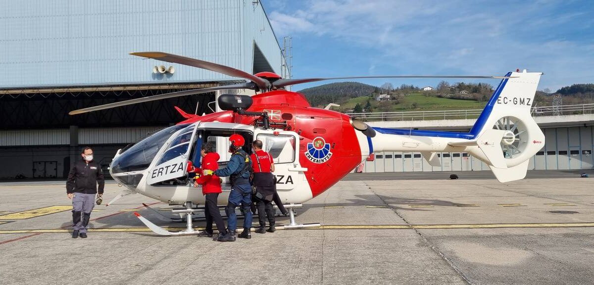Los rescates de montaña en Euskadi obligan al alquiler millonario de otro helicóptero: 14,4 millones