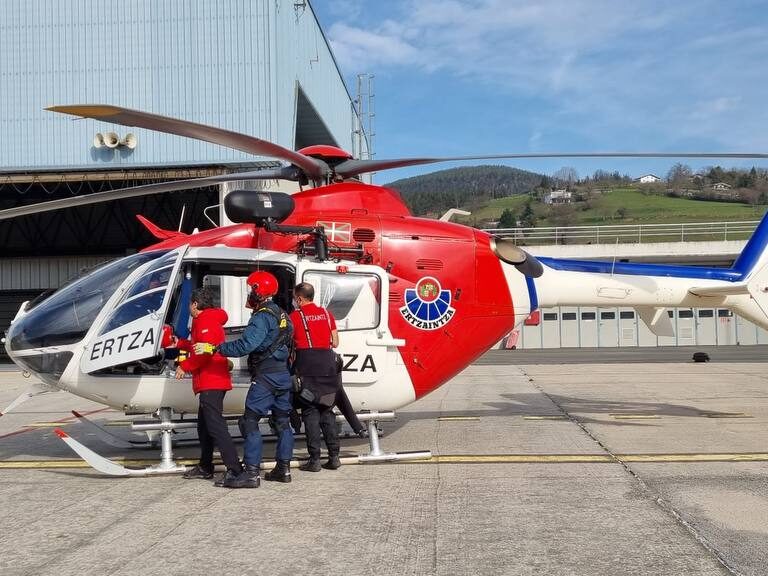 Los rescates de montaña en Euskadi obligan al alquiler millonario de otro helicóptero: 14,4 millones