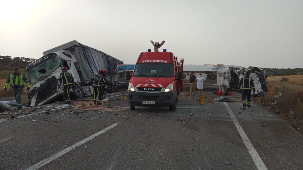 Personal de los Parques de Bomberos de Peñarroya Pueblonuevo y Pozo Blanco han participado en el desbloqueo y limpieza de combustible de la N-502 en #Espiel, donde han colisionado dos camiones, uno de ellos cargado de gasoil.