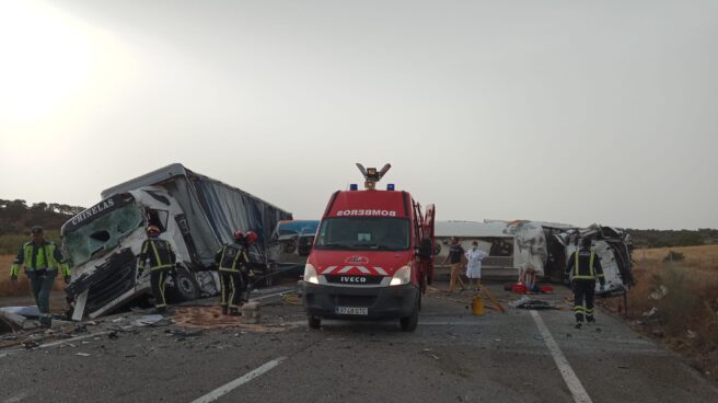 Personal de los Parques de Bomberos de Peñarroya Pueblonuevo y Pozo Blanco han participado en el desbloqueo y limpieza de combustible de la N-502 en #Espiel, donde han colisionado dos camiones, uno de ellos cargado de gasoil.