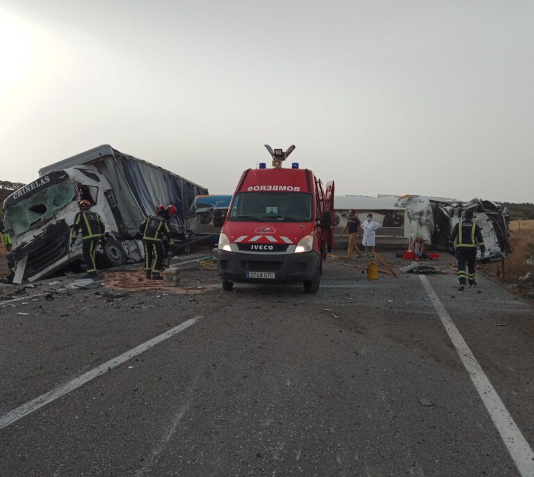 Muere un conductor de un camión cargado de gasoil tras colisionar con otro y volcar en la N-502