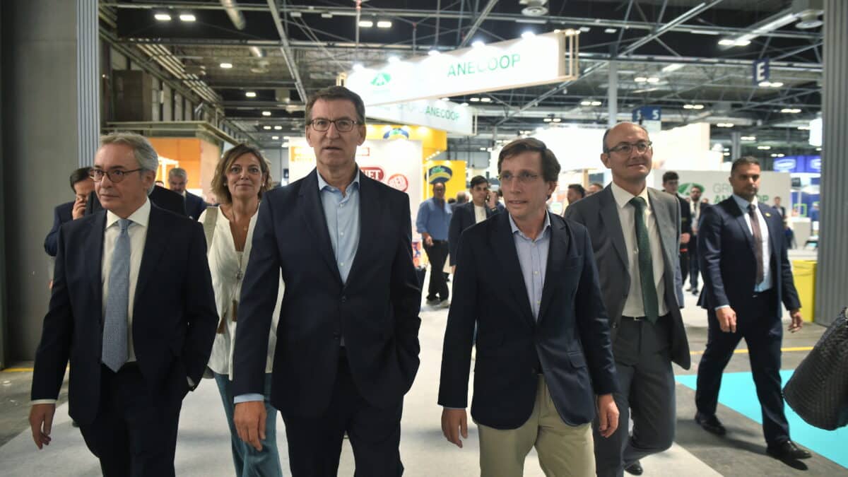 El presidente del Partido Popular, Alberto Núñez Feijóo (3i), y el alcalde de Madrid, José Luis Martínez-Almeida (3d), a su llegada a la Feria Internacional de Frutas y Verduras, ‘Fruit Attraction 2023’, en la Feria de Madrid, Ifema