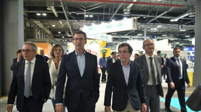 El presidente del Partido Popular, Alberto Núñez Feijóo (3i), y el alcalde de Madrid, José Luis Martínez-Almeida (3d), a su llegada a la Feria Internacional de Frutas y Verduras, ‘Fruit Attraction 2023’, en la Feria de Madrid, Ifema