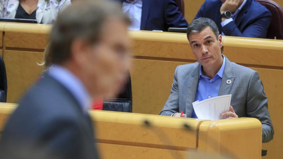 MADRID, 18/10/2022.- El presidente del Gobierno, Pedro Sánchez, escucha la intervención del líder del PP, Alberto Núñez Feijóo (i)durante el pleno del Senado, donde Sánchez ha comparecido para informar de las últimas medidas económicas y fiscales del Ejecutivo y el papel de las comunidades autónomas en su aplicación, este martes en Madrid. EFE/ Fernando Alvarado