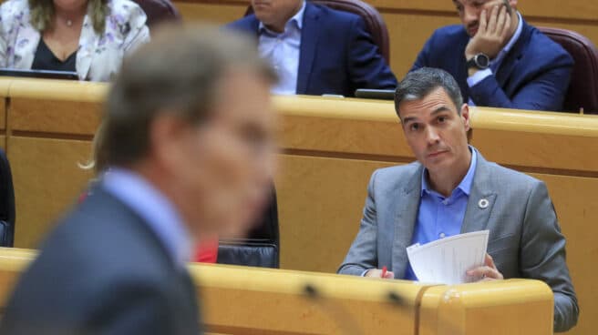 Pleno del Senado MADRID, 18/10/2022.- El presidente del Gobierno, Pedro Sánchez, escucha la intervención del líder del PP, Alberto Núñez Feijóo (i)durante el pleno del Senado, donde Sánchez ha comparecido para informar de las últimas medidas económicas y fiscales del Ejecutivo y el papel de las comunidades autónomas en su aplicación, este martes en Madrid. EFE/ Fernando Alvarado