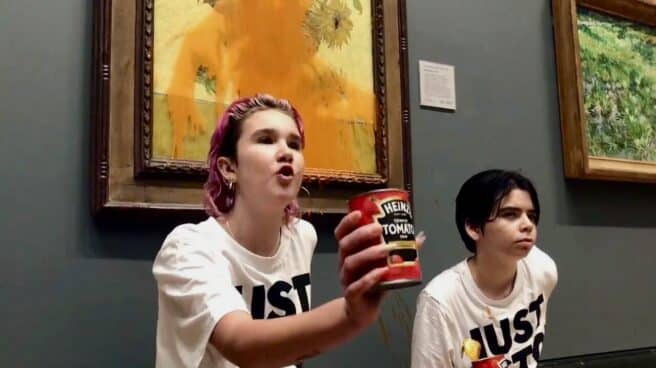 Un grupo de ecologistas arroja un bote de sopa de tomate sobre 'Los girasoles' de Van Gogh en la National Gallery de Londres