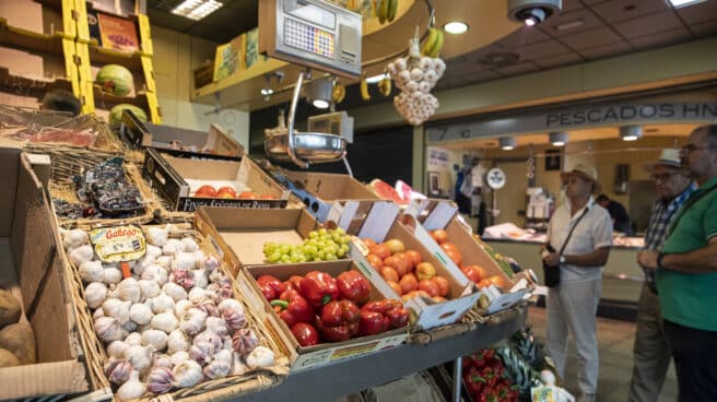 Un puesto de frutas y verduras de un mercado de abastos de Sevilla.