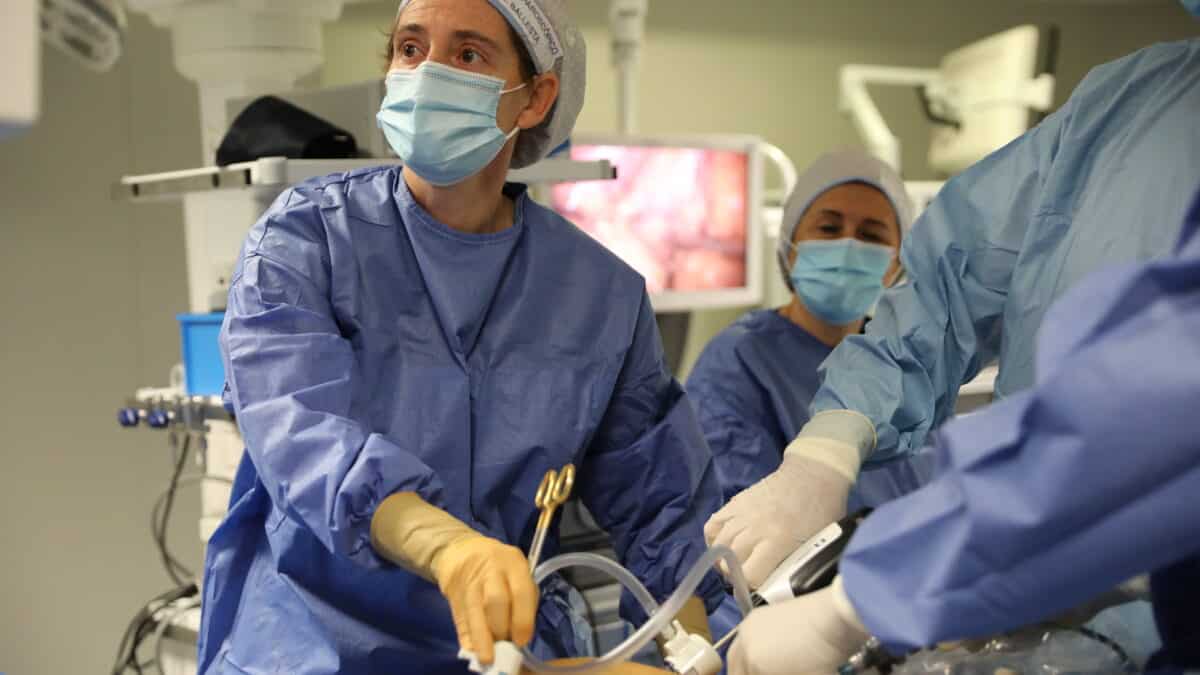 Un equipo médico atiende a un paciente durante una intervención quirúrgica en el Hospital Universitario de Moncloa, en Madrid.