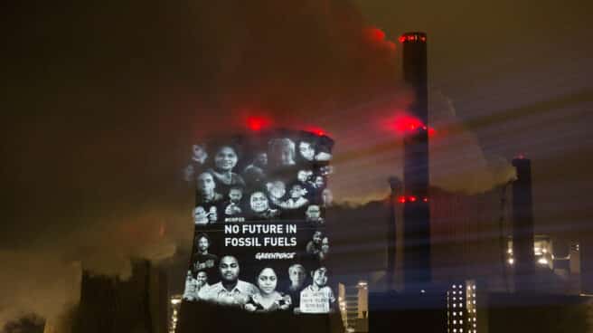 Projection in English onto Coal Power Plant Neurath in GermanyProjektion am Kohlekraftwerk Neurath Proyección contra los combustibles fósiles de Greenpeace.