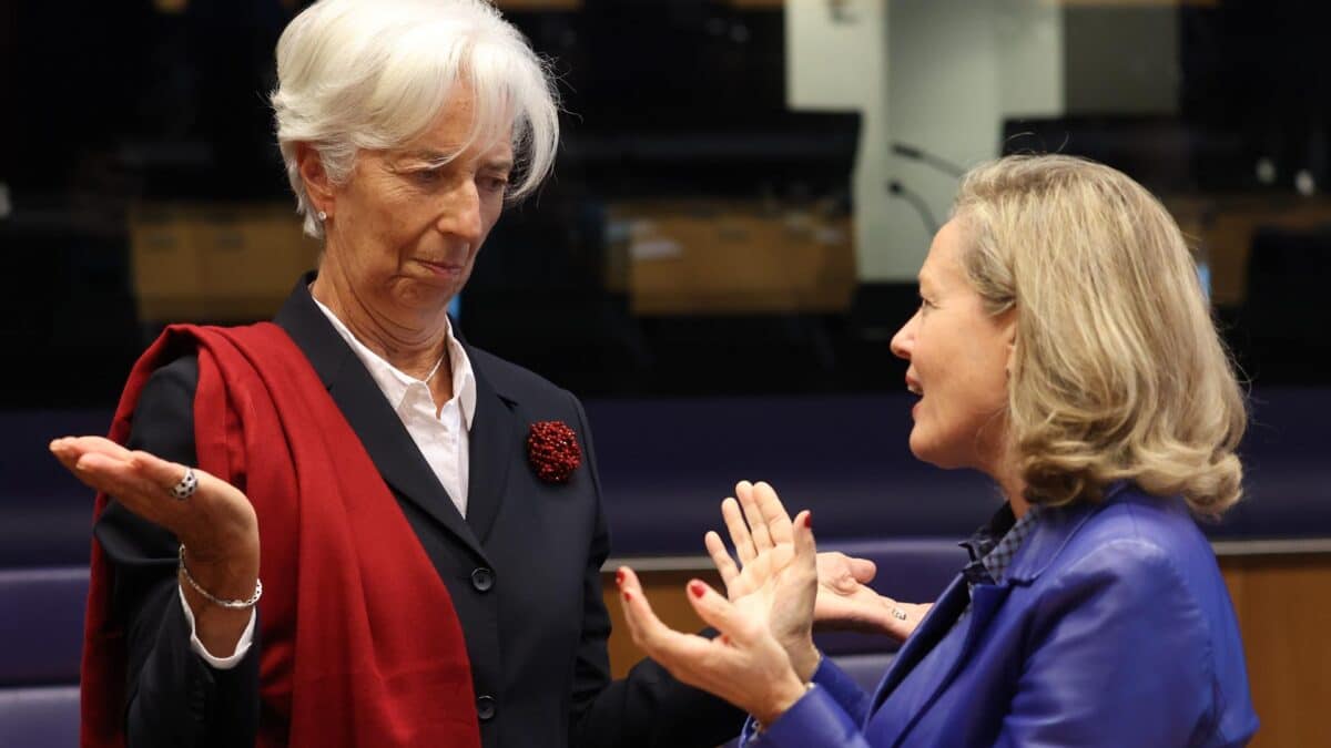 La presidenta del Banco Central Europeo, Christine Lagarde, junto a la ministra de Economía española, Nadia Calviño, esta tarde en el encuentro del Eurogrupo en Luxemburgo.