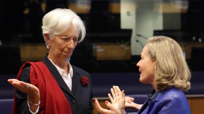 La presidenta del Banco Central Europeo, Christine Lagarde, junto a la ministra de Economía española, Nadia Calviño, esta tarde en el encuentro del Eurogrupo en Luxemburgo.