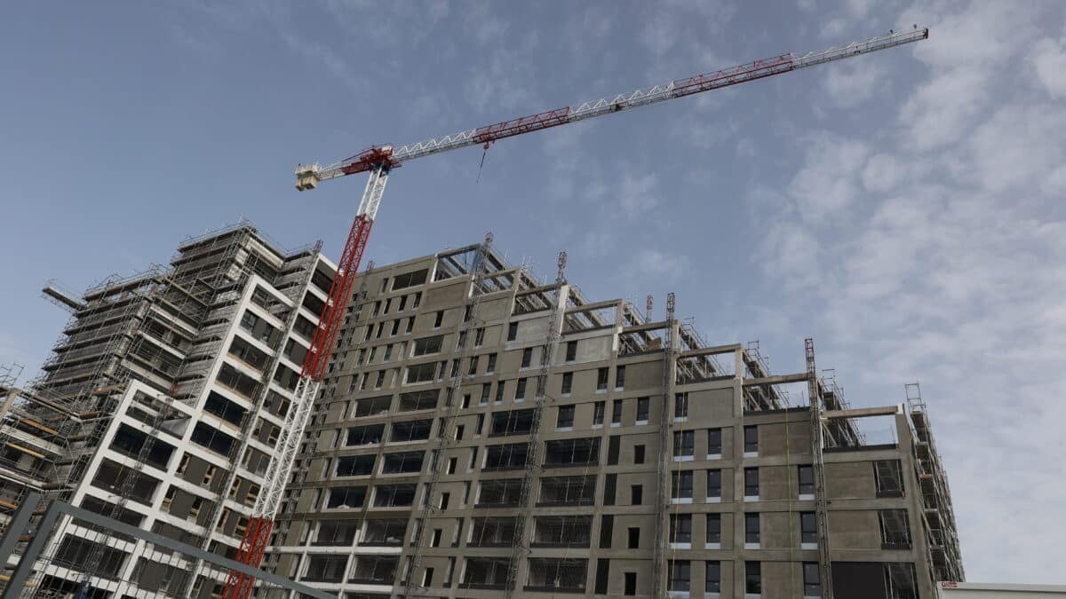 Imagen de archivo de una grúa en un edificio en obras, en Madrid.