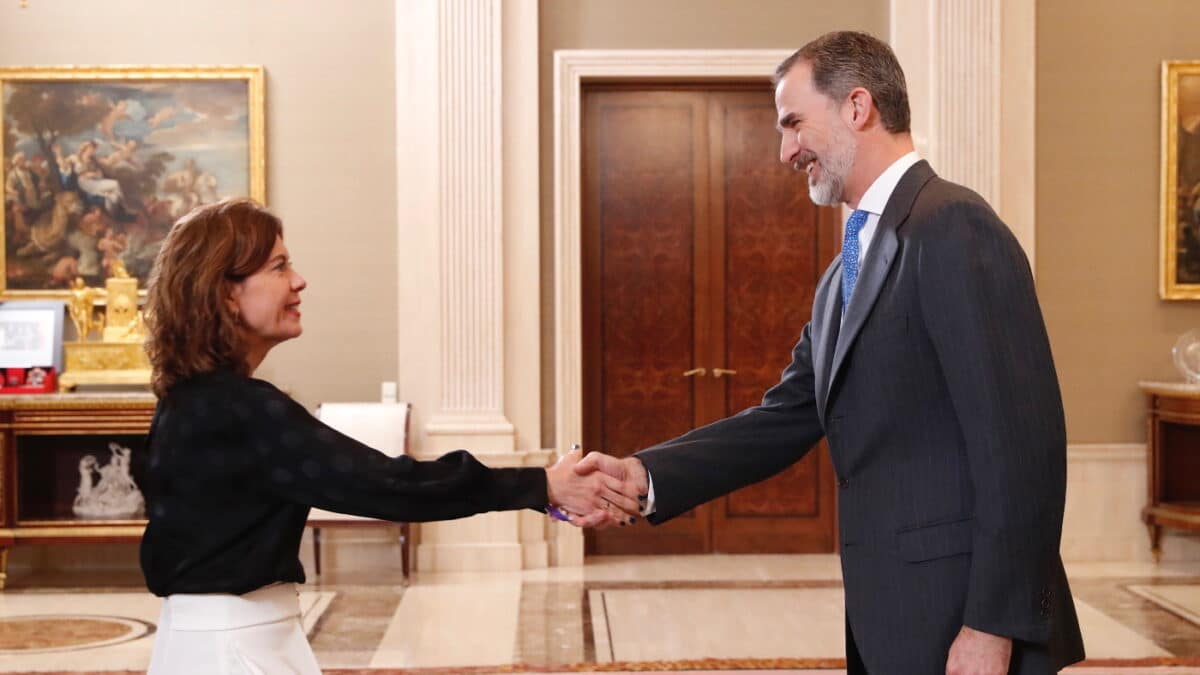 El Rey Felipe VI saluda a la entonces secretaria de Estado de Hacienda, Inés María Bardón, en marzo de 2019.