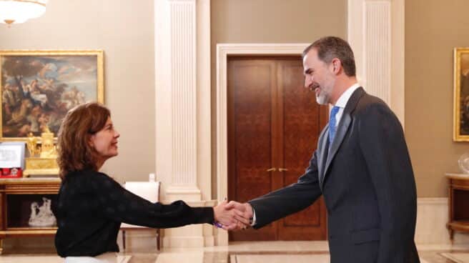 El Rey Felipe VI saluda a la entonces secretaria de Estado de Hacienda, Inés María Bardón, en marzo de 2019.
