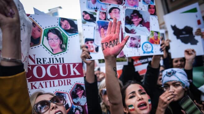 Miles de mujeres se manifiestan contra el régimen de los ayatolás en Turquía Protesta contra el régimen iraní en Estambul