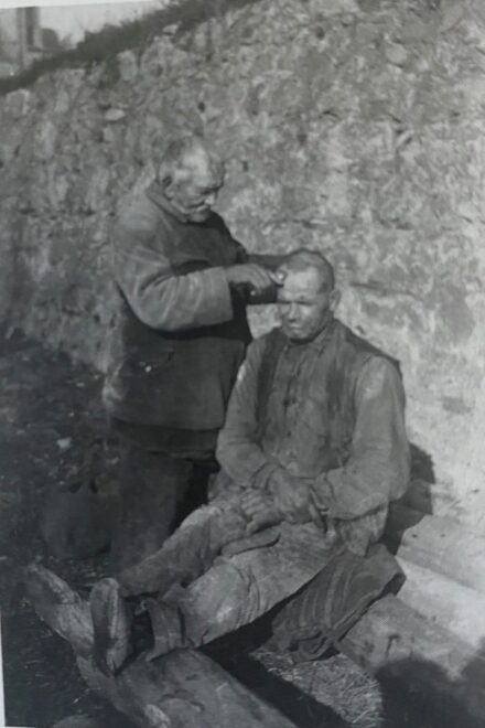 Joan Ribot el Viejo, barbero ambulante en la muralla de Girona.