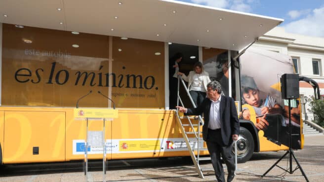 El ministro de Inclusión, Seguridad Social y Migraciones, José Luis Escrivá, presenta el un autobús informativo del ingreso mínimo vital.