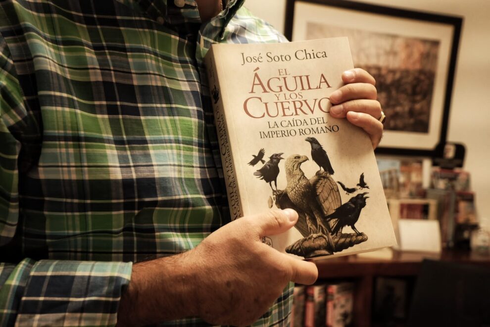José Soto Chica con su libro 'El águila y los cuervos. La caída del imperio romano'.