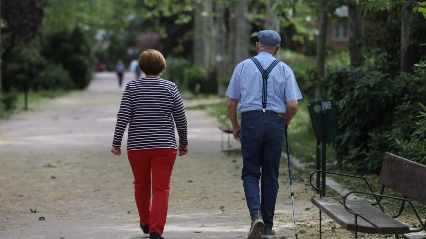 Una pareja de jubilados pasean en Madrid.