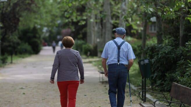 Personas de edad avanzada pasean en su franja horaria permitida durante la desescalada Una pareja de jubilados pasean en Madrid.