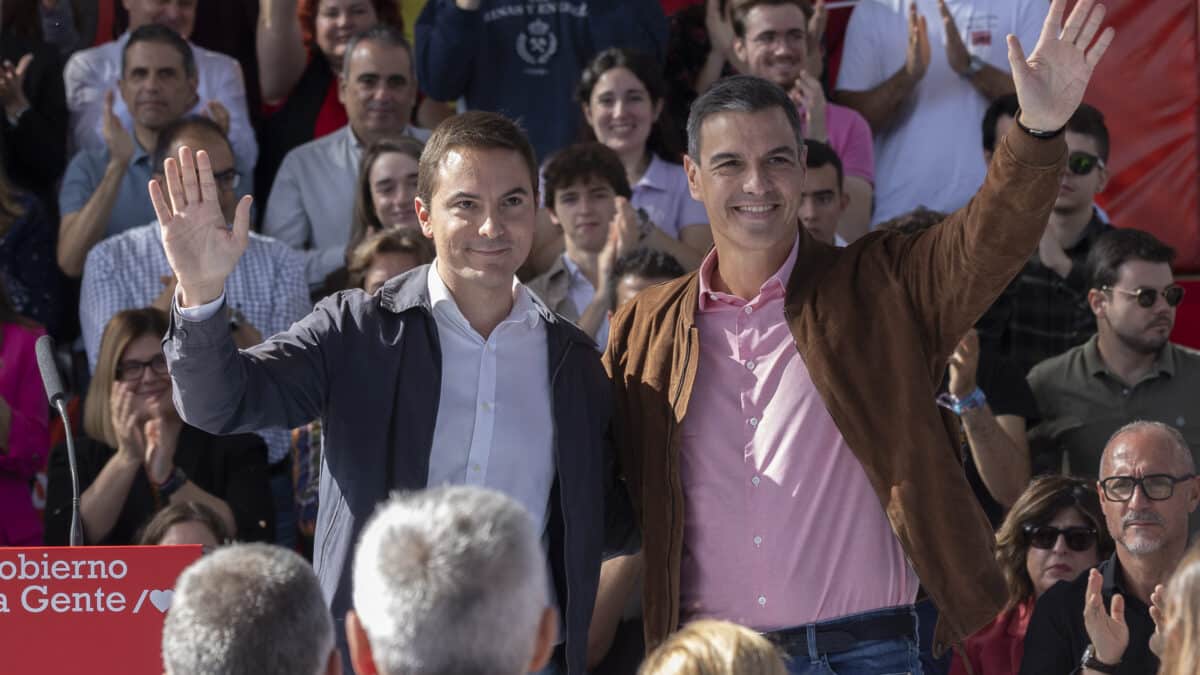 El secretario general del PSOE y presidente del Gobierno, Pedro Sánchez, participa en un acto en Getafe, acompañado por el secretario general del PSOE de Madrid y candidato a la Presidencia de la Comunidad de Madrid, Juan Lobato y la secretaria general del PSOE de Getafe y alcaldesa, Sara Hernández