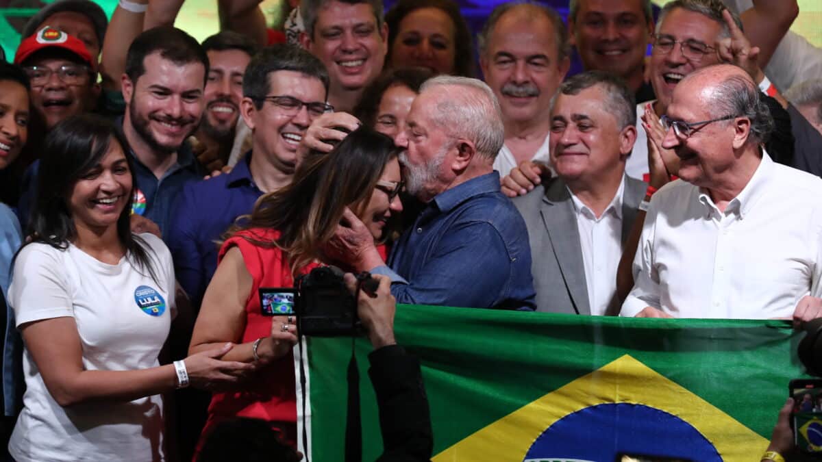 Lula, presidente electo, con su esposa tras dar su primer discurso