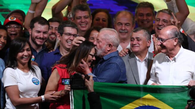 Lula gana las elecciones y apela a la unidad de los brasileños Lula, presidente electo, con su esposa tras dar su primer discurso