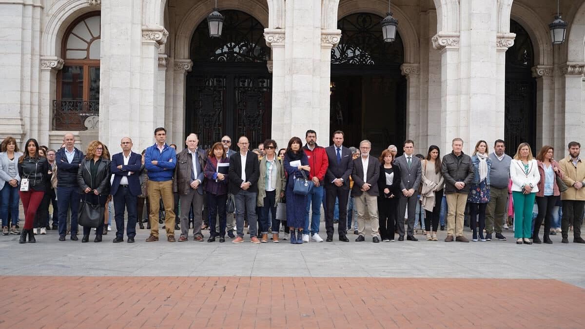 El Ayuntamiento de Valladolid guarda un minuto de silencio en repulsa por el crimen machista.