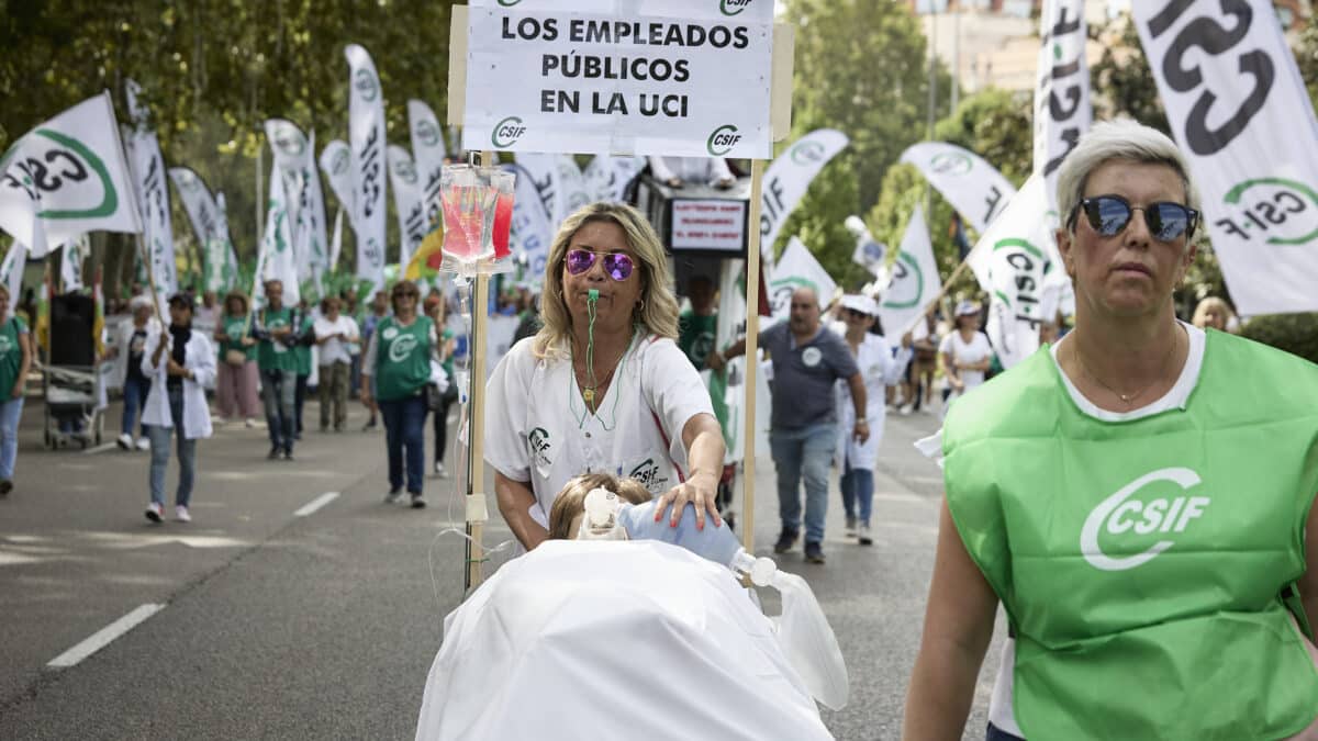Varias personas participan, con pancartas, en una manifestación a favor de la subida salarial y los servicios públicos, en septiembre en Madrid.