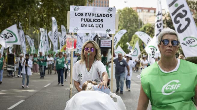 Varias personas participan, con pancartas, en una manifestación a favor de la subida salarial y los servicios públicos, en septiembre en Madrid.