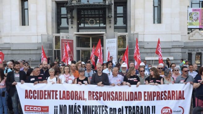 CCOO y UGt se concentran con motivo del fallecimiento de dos trabajadores debido a la ola de calor en la Plaza de Cibeles, en Madrid.