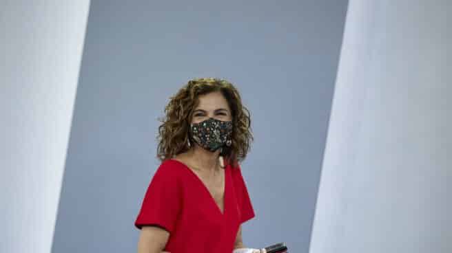 El impuesto a las grandes fortunas desata las dudas jurídicas entre los expertos La ministra de Hacienda, María Jesús Montero, se dirige a la rueda de prensa posterior a la reunión entre la presidenta de la Comunidad de Madrid y el presidente del Gobierno.