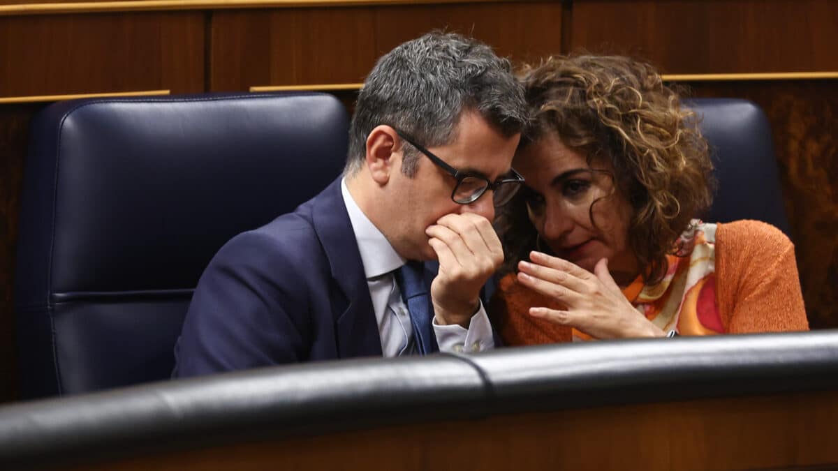 El ministro de la Presidencia, Félix Bolaños, y la ministra de Hacienda, María Jesús Montero, durante una sesión plenaria en el Congreso de los Diputados.