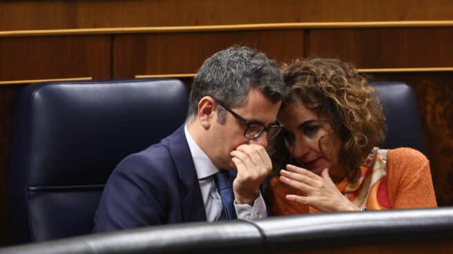 El ministro de la Presidencia, Félix Bolaños, y la ministra de Hacienda, María Jesús Montero, durante una sesión plenaria en el Congreso de los Diputados.