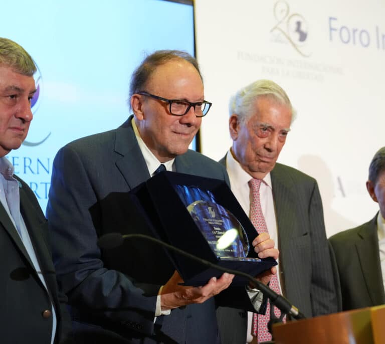 Vargas Llosa: "Si alguien nos representa a los liberales es Carlos Alberto Montaner"