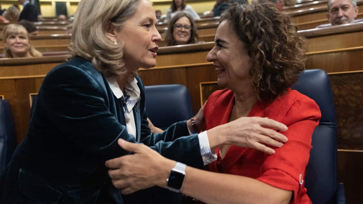 La vicepresidenta primera y ministra de Asuntos Económicos, Nadia Calviño (izq.) y la ministra de Hacienda, María Jesús Montero, en el Congreso.