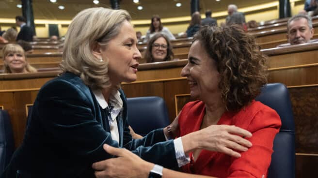 Montero defiende en el Congreso el proyecto de Presupuestos Generales del Estado para 2023 La vicepresidenta primera y ministra de Asuntos Económicos, Nadia Calviño (izq.) y la ministra de Hacienda, María Jesús Montero, en el Congreso.