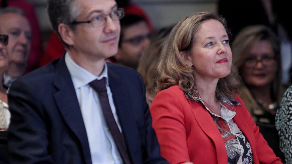 El gobernador del Banco de España, Pablo Hernández de Cos y la ministra de Economía en funciones, Nadia Calviño, durante un coloquio.