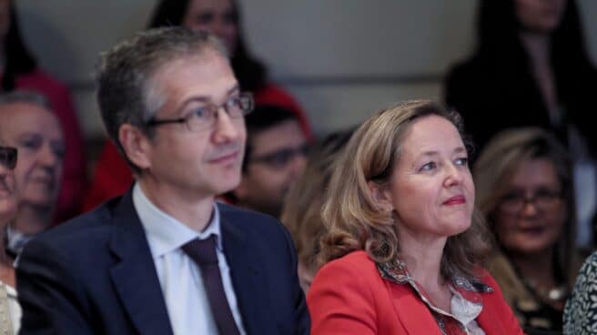 El gobernador del Banco de España, Pablo Hernández de Cos y la ministra de Economía en funciones, Nadia Calviño, durante un coloquio.