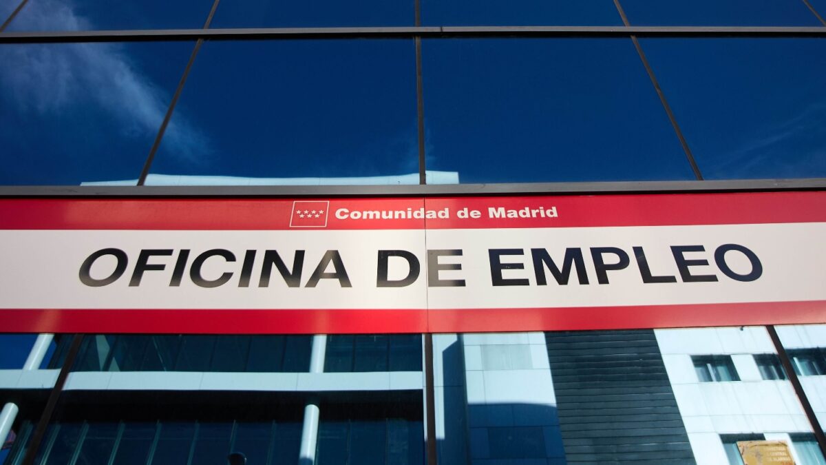 Oficina del paro (SEPE) en Madrid, España, en la que se lee en su letrero "Oficina de empleo" debajo del logo de la Comunidad de Madrid