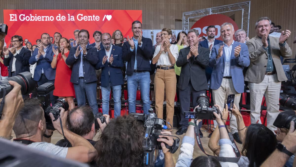 El secretario general del PSOE y presidente del Gobierno, con todos sus barones autonómicos, el pasado 17 de septiembre de 2022 tras la reunión del consejo político federal del partido en Zaragoza. En primera fila, de izquierda a derecha, Salvador Illa (PSC), Adrián Barbón (Asturias), Francina Armengol (Baleares), Guillermo Fernández Vara (Extremadura), Javier Lambán (Aragón), María Chivite (Navarra), Emiliano García-Page (Castilla-La Mancha), Ángel Víctor Torres (Canarias) y Juan Espadas (Andalucía).